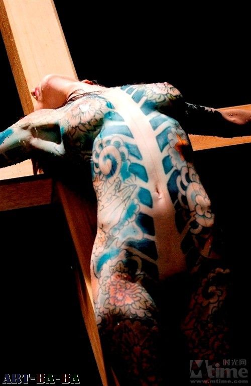 一只<em>粉色乳罩</em> - 中国当代艺术社区